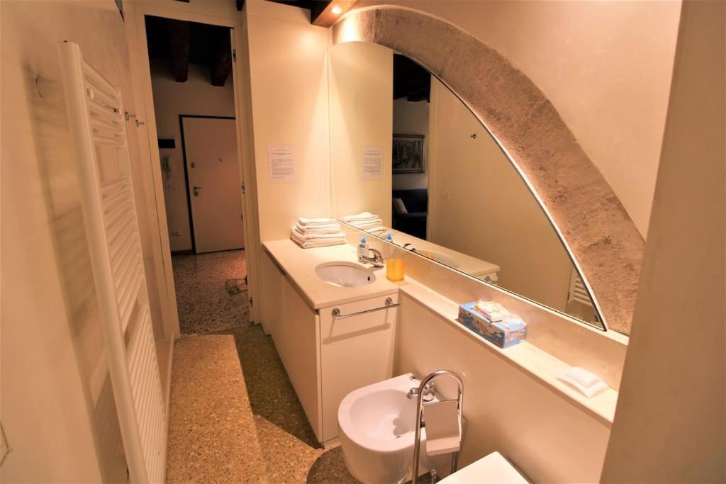 San Marco Charming Apartment With Canal View Venedig Exteriör bild